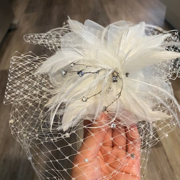 David's Bridal - Feather Fascinator - Picture 3 of 3